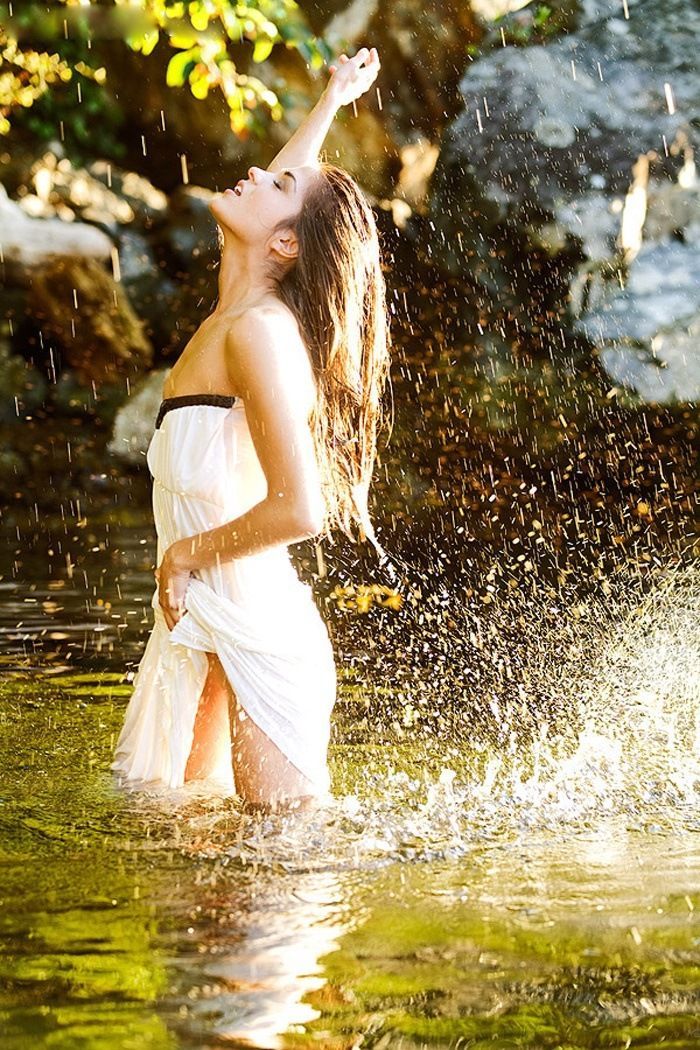 Marie Avgeropoulos in Malang